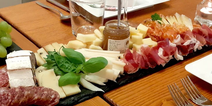 Obložené mísy plné luxusních italských delikates i s dipem