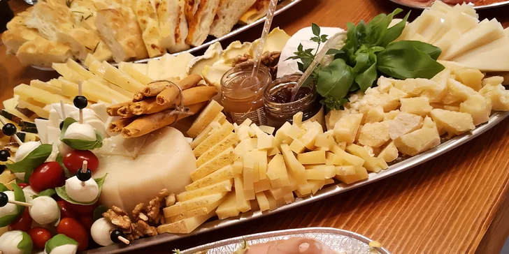 Obložené mísy plné luxusních italských delikates i s dipem