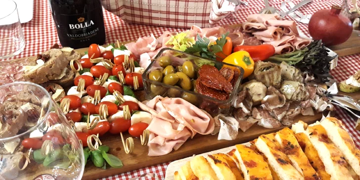 Obložené mísy plné luxusních italských delikates i s dipem