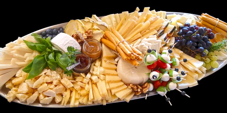Obložené mísy plné luxusních italských delikates i s dipem