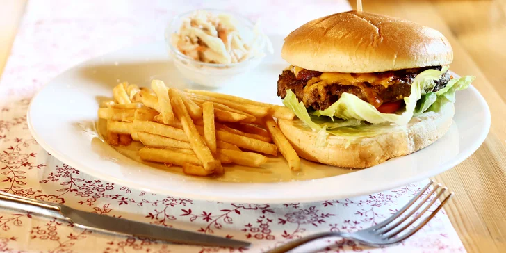 Burger z anguse s cheddarem, hranolky a salát i nápoj pro 1 či 2 ososby