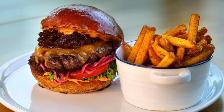 Burger podle výběru i s hranolky: grilované hovězí nebo trhané vepřové pro 1 či 2 osoby