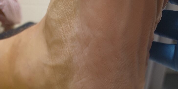 Krásné nehty: Manikúra či mokrá pedikúra včetně peelingu, lakování nebo gel laku