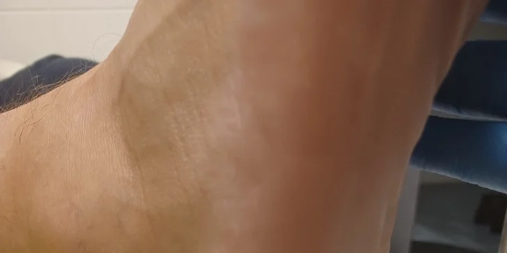 Krásné nehty: Manikúra či mokrá pedikúra včetně peelingu, lakování nebo gel laku