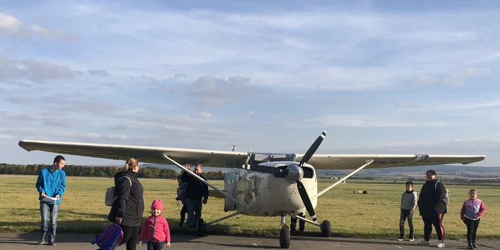 Vzneste se a kochejte se: vyhlídkový let v letadle Cessna 207 nad propastí Macocha