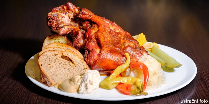 Uzené vepřové koleno: 750g pochoutka s pečivem i vším ostatním