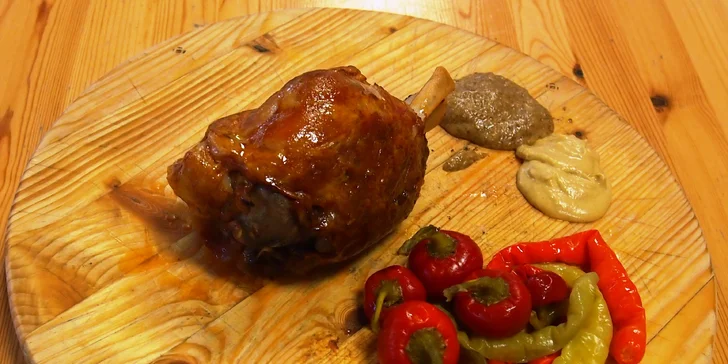 750 g pečeného vepřového kolene s chlebem pro 1 nebo 2 osoby