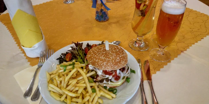 Kuřecí, hovězí nebo vepřový burger podle výběru a hranolky pro 1 i 2 osoby ve 4* hotelu