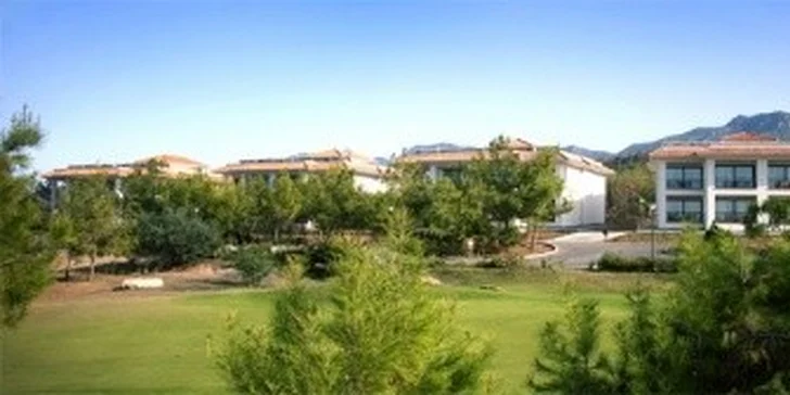 13 990 Kč za letecký golfový zájezd na Kypr na ČTYŘI noci. Prodloužený víkend v luxusním hotelu s polopenzí a TŘI green fee na kvalitním hřišti.