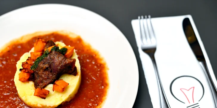 5chodové degustační menu u náplavky: rillettes, roastbeef, hovězí ragú i lahev vína