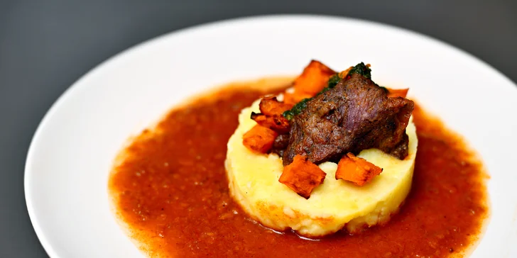 5chodové degustační menu u náplavky: rillettes, roastbeef, hovězí ragú i lahev vína