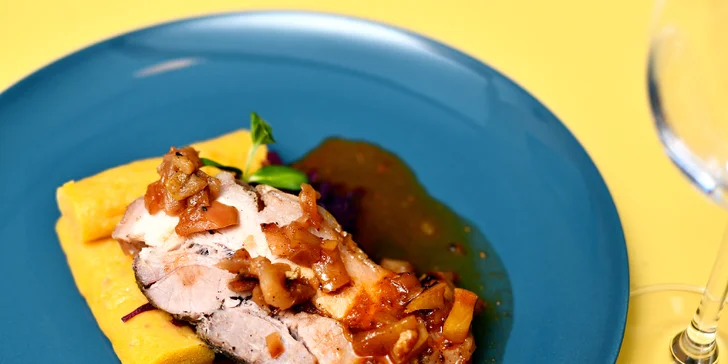 5chodové degustační menu u náplavky: rillettes, roastbeef, hovězí ragú i lahev vína