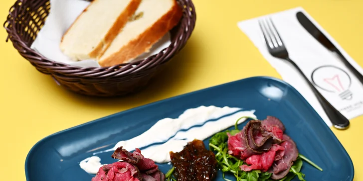 5chodové degustační menu u náplavky: rillettes, roastbeef, hovězí ragú i lahev vína