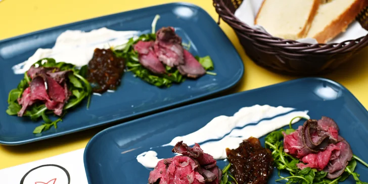 5chodové degustační menu u náplavky: rillettes, roastbeef, hovězí ragú i lahev vína