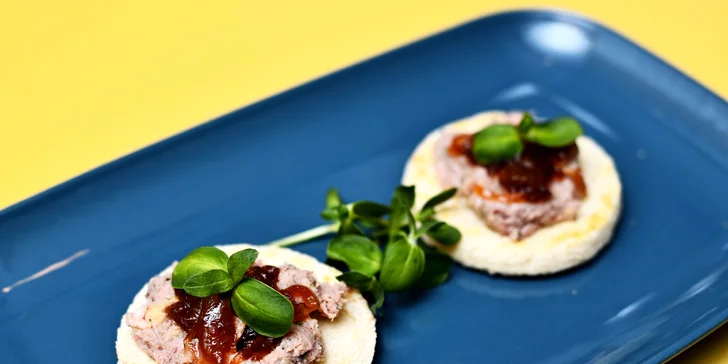 5chodové degustační menu u náplavky: rillettes, roastbeef, hovězí ragú i lahev vína