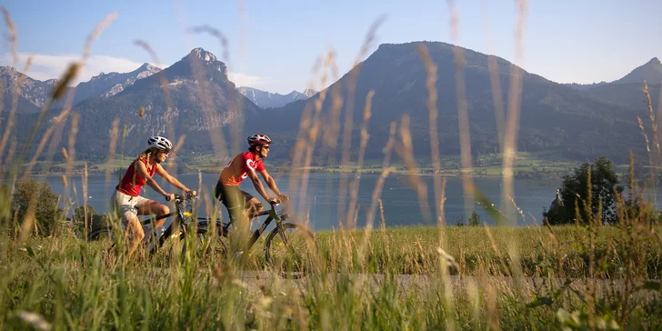 Cyklovýlet krajem blankytně modrých alpských jezer: v sedle kolem Wolfgangsee, Mondsee a Attersee