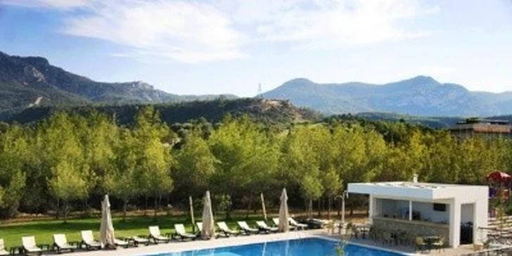 13 990 Kč za letecký golfový zájezd na Kypr na ČTYŘI noci. Prodloužený víkend v luxusním hotelu s polopenzí a TŘI green fee na kvalitním hřišti.