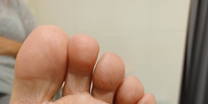 Krásné nehty: Manikúra či mokrá pedikúra včetně peelingu, lakování nebo gel laku