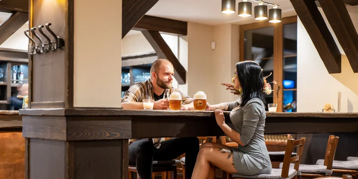 2 hodiny ve wellness s pivní lázní, bazénem, vířivkou a saunou i oběd pro 2 osoby
