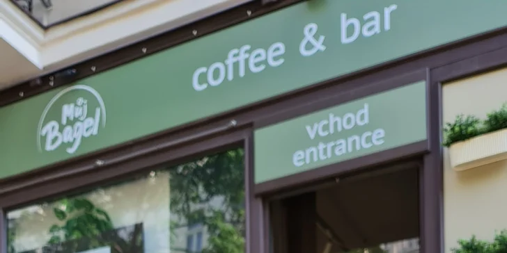 Sladký nebo slaný plněný bagel a káva, čaj i limonáda na Vinohradech pro 1 i 2 osoby