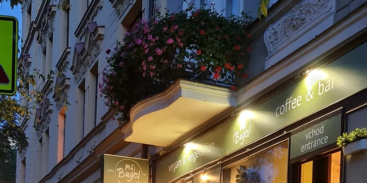 Sladký nebo slaný plněný bagel a káva, čaj i limonáda na Vinohradech pro 1 i 2 osoby