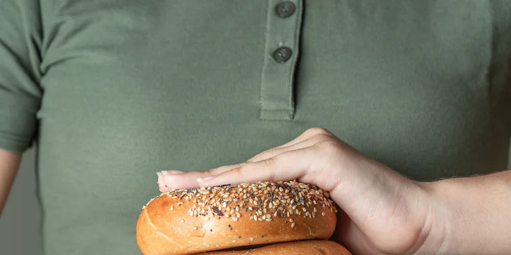 Sladký nebo slaný plněný bagel a káva, čaj i limonáda na Vinohradech pro 1 i 2 osoby