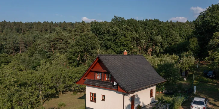 Pobyt v komfortní chatě vč. neomezeného využití wellness sudu s minerální vodou, terasou a grilem pro 2 až 8 osob