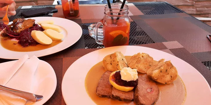 Tříchodové menu s kachnou nebo svíčkovou a domácím ledovým čajem pro dva