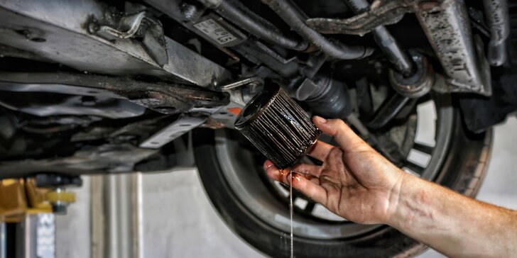 Hladká jízda autem: výměna motorového oleje i olejového filtru
