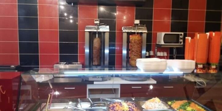 Kebab se sýrem v tureckém chlebu a nápoj dle výběru
