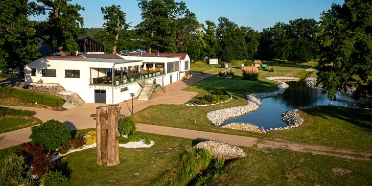 Jednodenní nebo dvoudenní kurz golfu v luxusním Zámeckém Golf Resortu Hluboká
