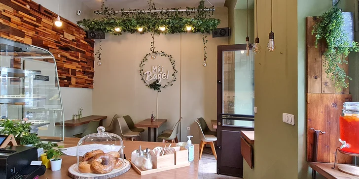 Sladký nebo slaný plněný bagel a káva, čaj i limonáda na Vinohradech pro 1 i 2 osoby