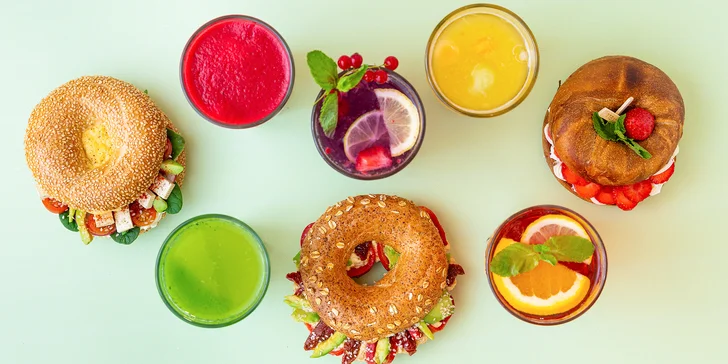 Sladký nebo slaný plněný bagel a káva, čaj i limonáda na Vinohradech pro 1 i 2 osoby
