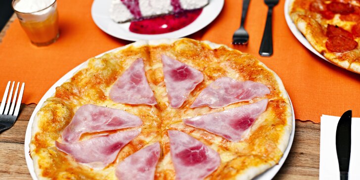 Pizza, cheesecake a Bombardino u Karlova mostu: posezení s výhledem i odnos s sebou