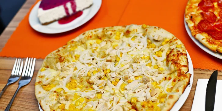 Pizza, cheesecake a Bombardino u Karlova mostu: posezení s výhledem i odnos s sebou