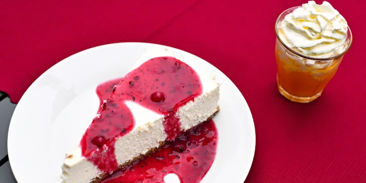 Pizza, cheesecake a Bombardino u Karlova mostu: posezení s výhledem i odnos s sebou
