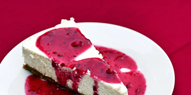 Pizza a cheesecake u Karlova mostu: posezení s výhledem i odnos s sebou