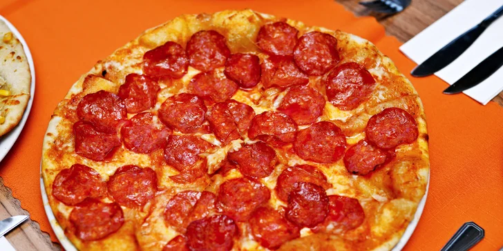 Pizza, cheesecake a Bombardino u Karlova mostu: posezení s výhledem i odnos s sebou