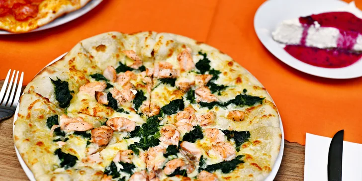 Pizza, cheesecake a Bombardino u Karlova mostu: posezení s výhledem i odnos s sebou