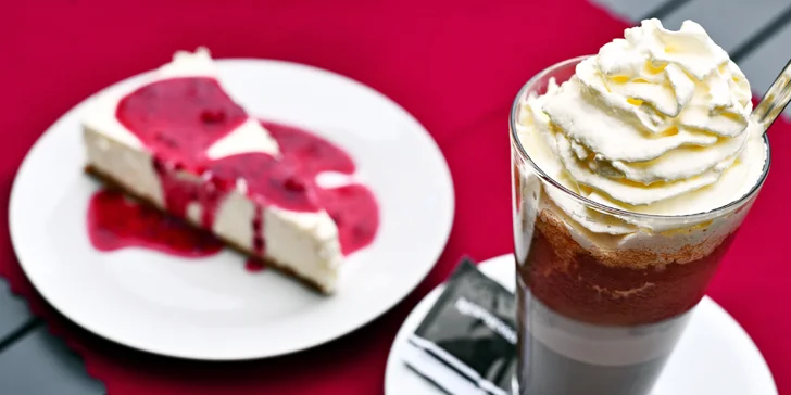 Káva či svařák, cheesecake i Bombardino s výhledem na Karlův most pro 1–2