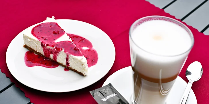 Káva či svařák, cheesecake i Bombardino s výhledem na Karlův most pro 1–2