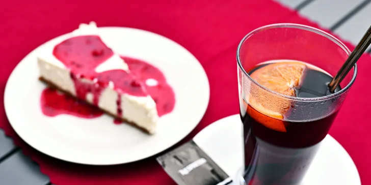 Káva či svařák, cheesecake i Bombardino s výhledem na Karlův most pro 1–2