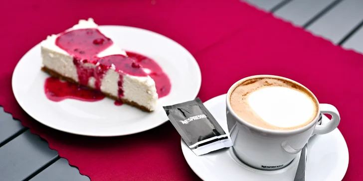 Káva či svařák, cheesecake i Bombardino s výhledem na Karlův most pro 1–2