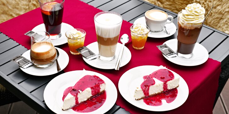 Káva či svařák, cheesecake i Bombardino s výhledem na Karlův most pro 1–2