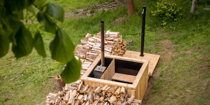 Netradiční pobyt na stromě: treehouse na Vysočině, vyhřívaný koupací sud i lahev vína