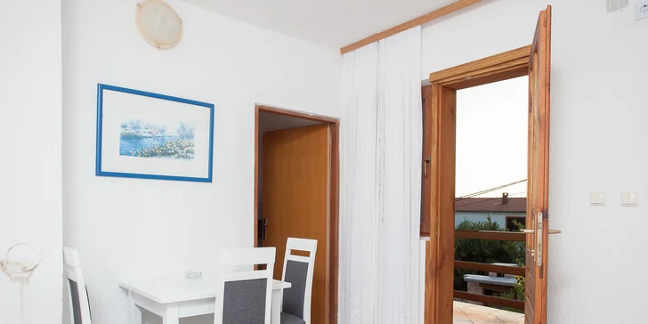 Čekají vás pohodlné postele, stůl s posezením, TV i připojení k Wi‑Fi.