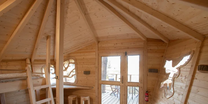 Bydlení v treehousu u lesa nebo rybníku na severu Čech a piknikový koš se snídaní