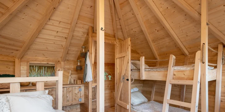 Bydlení v treehousu u lesa nebo rybníku na severu Čech a piknikový koš se snídaní