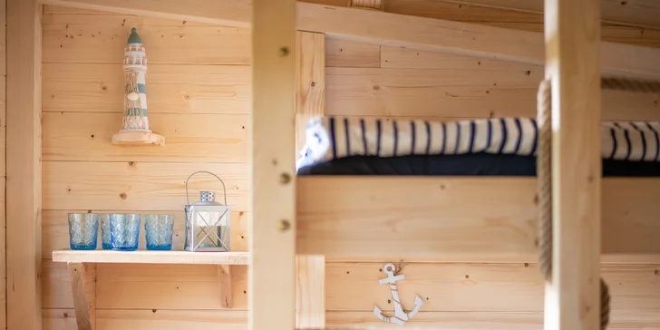 Bydlení v treehousu u lesa nebo rybníku na severu Čech a piknikový koš se snídaní