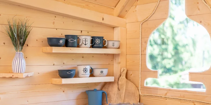 Bydlení v treehousu u lesa nebo rybníku na severu Čech a piknikový koš se snídaní
